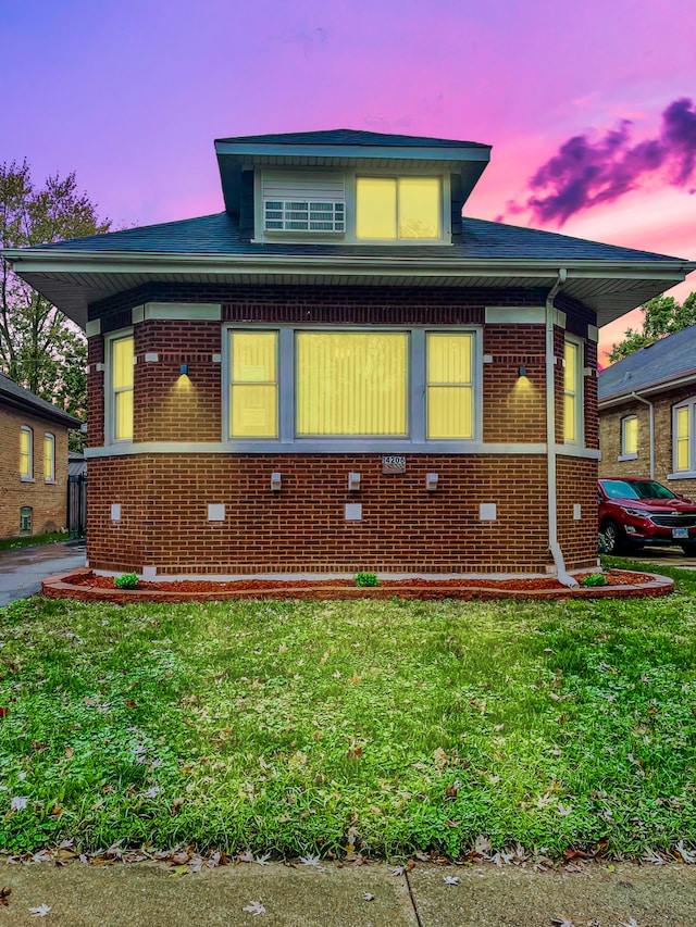 view of front of property with a lawn