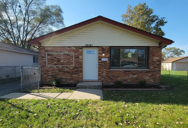 view of front facade featuring a front yard