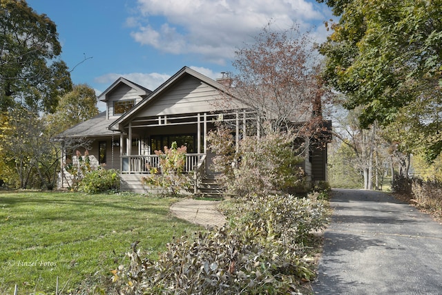 view of front of house featuring a front lawn and covered porch