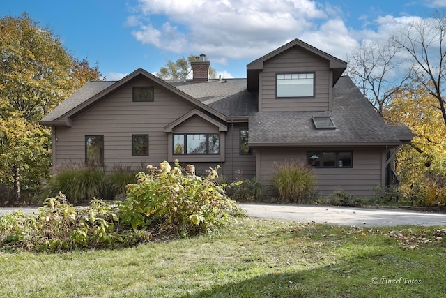 view of front facade featuring a front yard