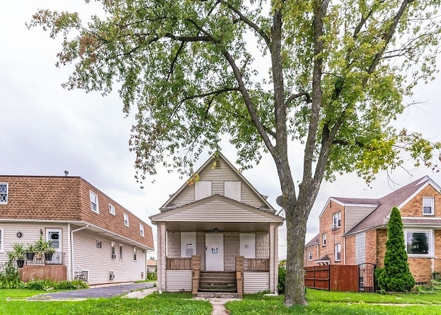 view of front of property featuring covered porch