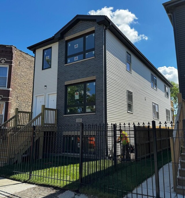 view of front of home featuring a front lawn and a garage