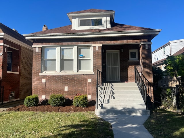 view of front of property with a front yard