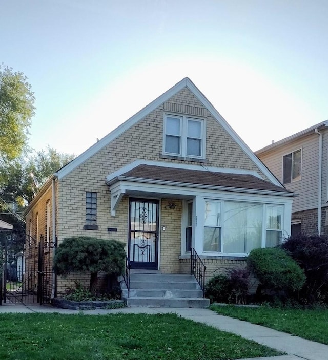 bungalow featuring a front yard