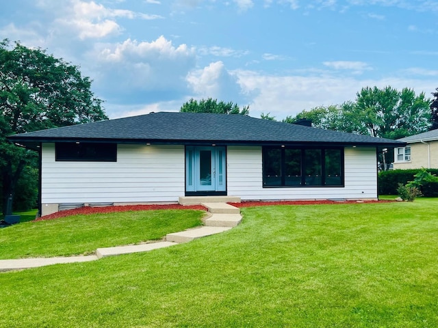 ranch-style home featuring a front lawn