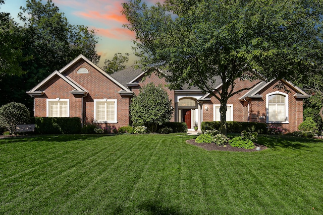 view of front of property featuring a yard