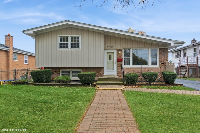 view of front of house featuring a front lawn