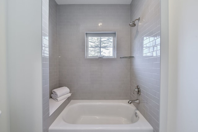 bathroom featuring tiled shower / bath combo