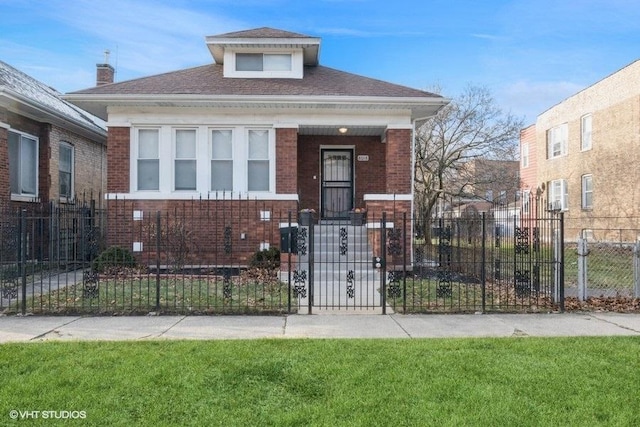 bungalow featuring a front lawn