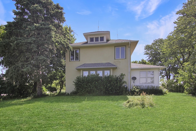 view of front of house featuring a front lawn