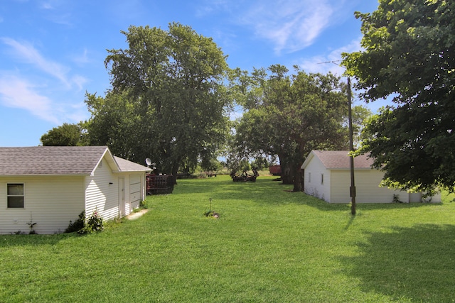 view of yard featuring an outbuilding