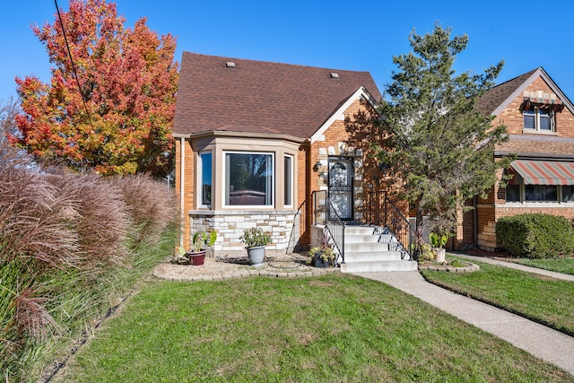 view of front facade featuring a front lawn