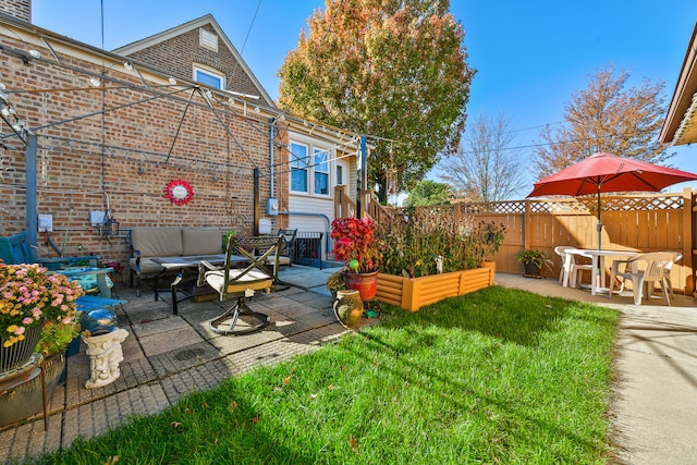 view of yard featuring outdoor lounge area and a patio