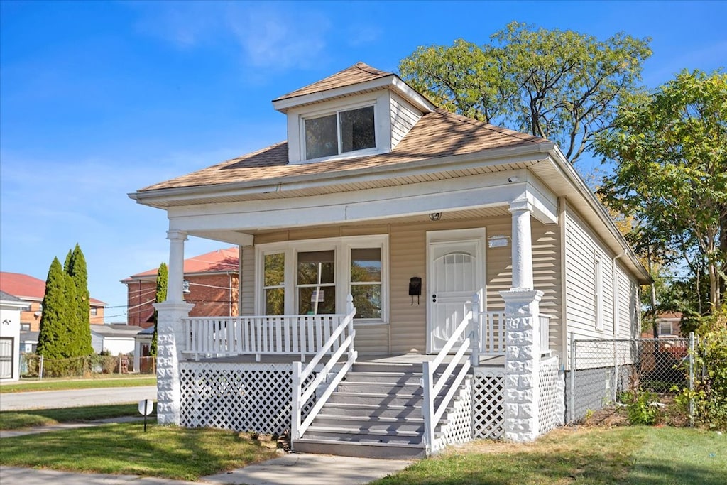 view of front of property with a front lawn and covered porch