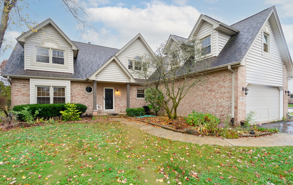 view of front facade featuring a front yard