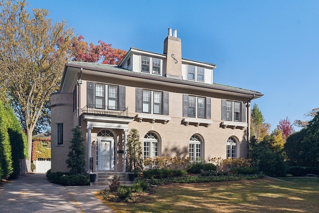 view of front facade featuring a front yard