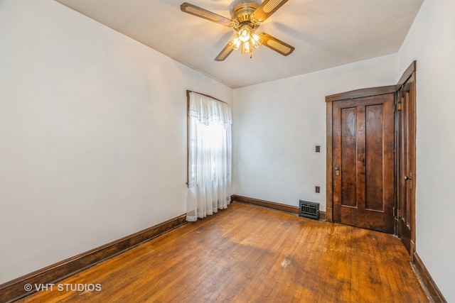 unfurnished room with wood-type flooring and ceiling fan