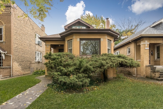 view of front of property with a front yard