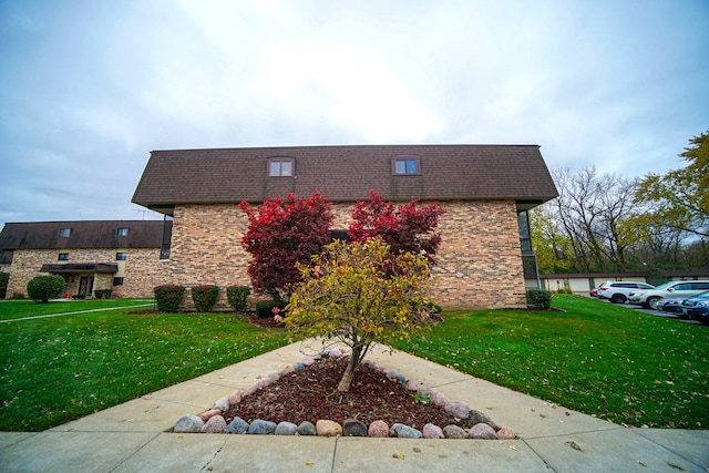 view of front of home featuring a front lawn