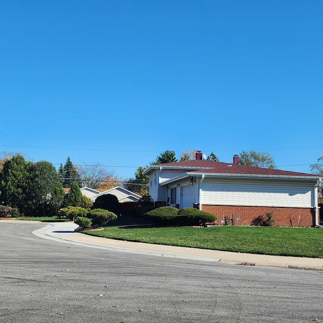 view of front of home featuring a garage and a front yard