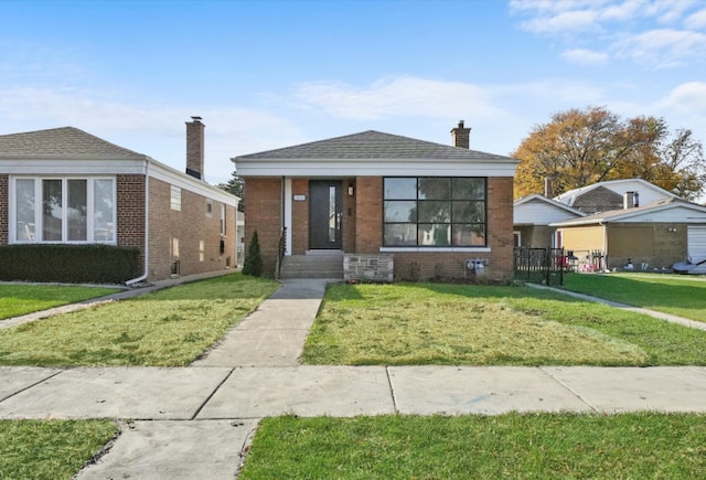 bungalow featuring a front lawn