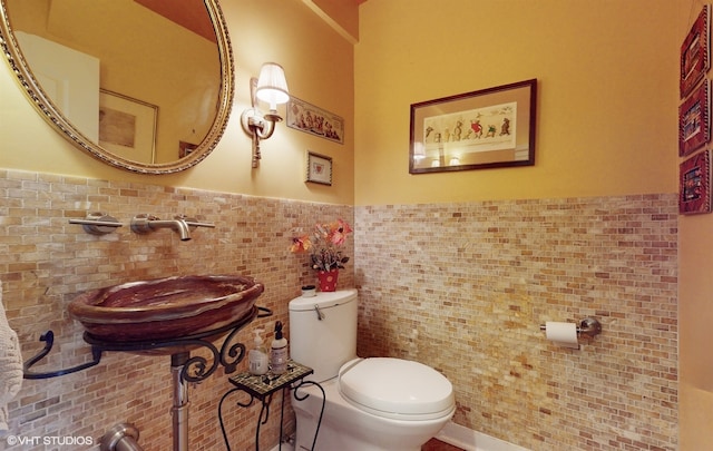 bathroom featuring toilet and sink