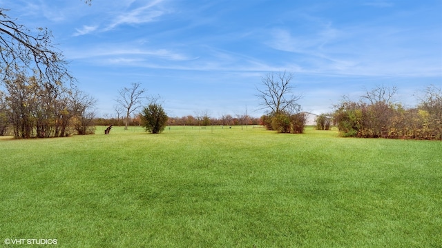 view of yard featuring a rural view