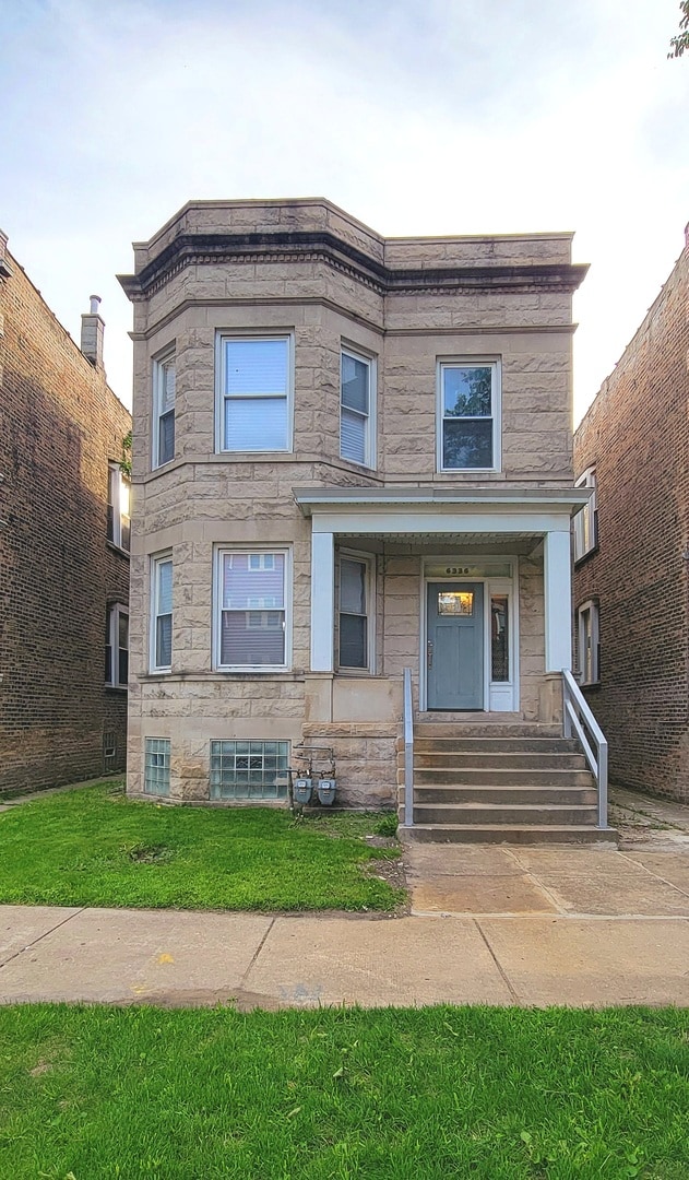 view of front of home featuring a front lawn