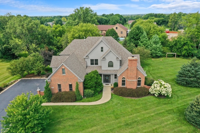 view of front of property featuring a front yard