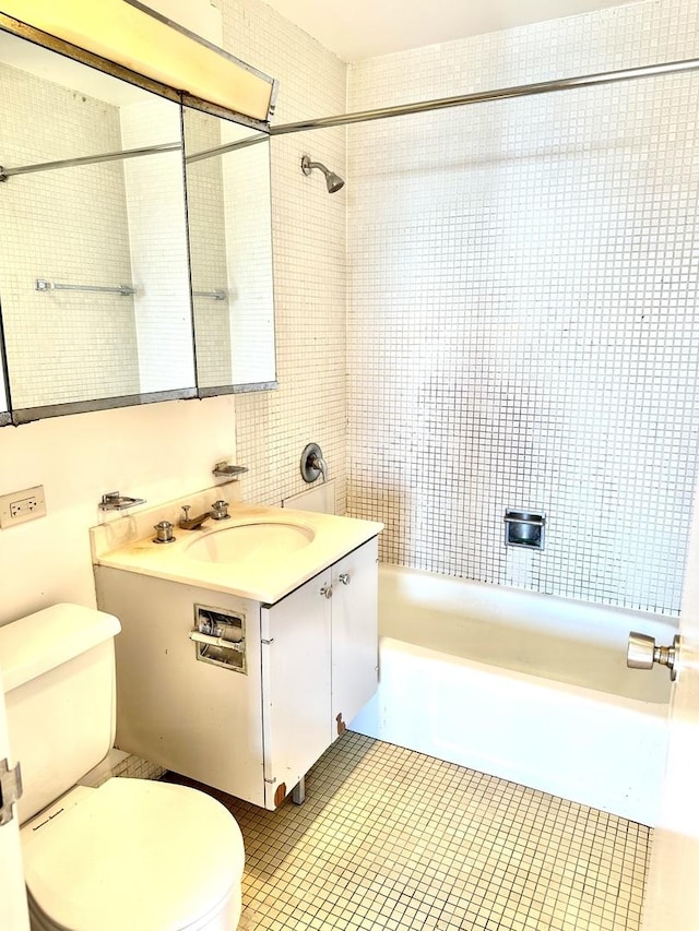 2626 N Lakeview Ave Unit 1503, Chicago, IL 60614 - full bath with toilet, vanity, shower / washtub combination, and tile patterned floors