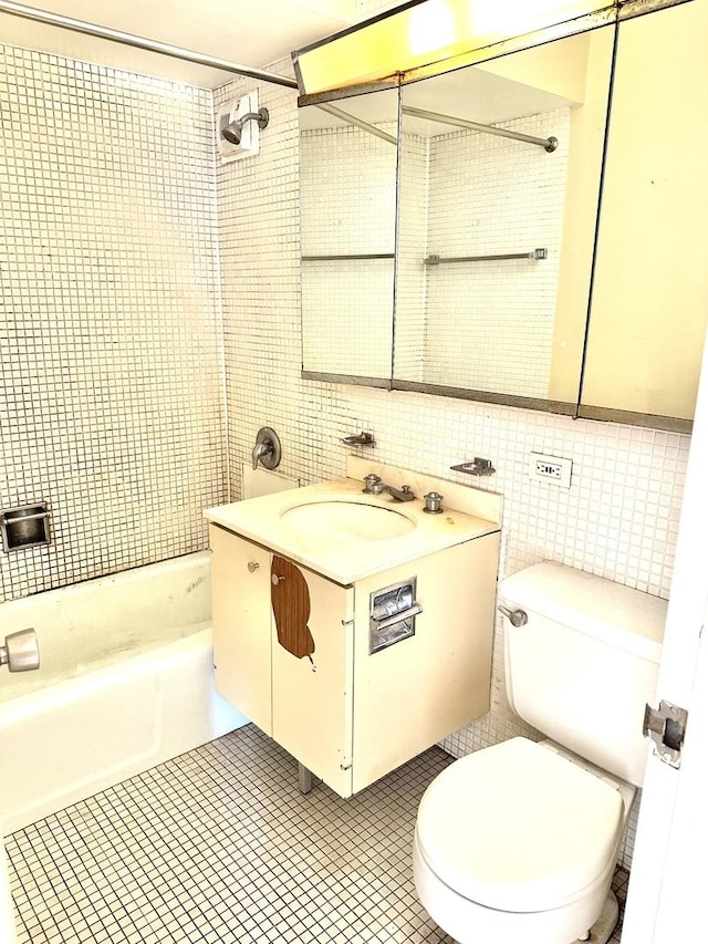 2626 N Lakeview Ave Unit 1503, Chicago, IL 60614 - full bathroom with tile walls, shower / washtub combination, vanity, toilet, and tile patterned floors