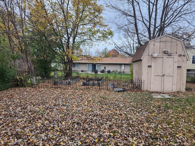 view of yard with a storage unit