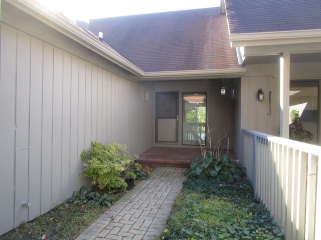 entrance to property featuring covered porch