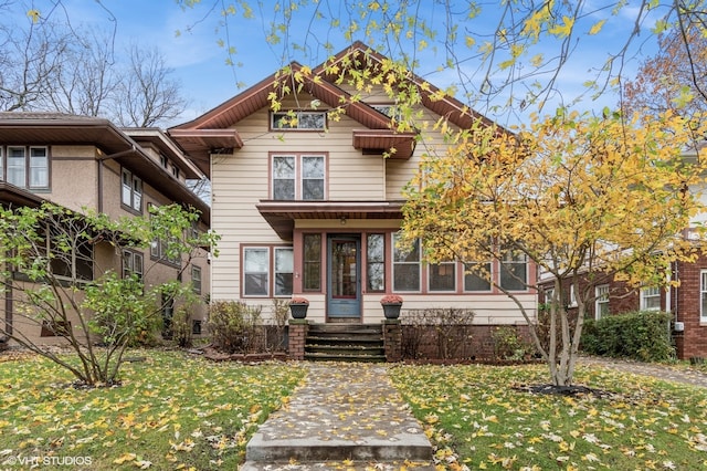 view of front of property featuring a front lawn