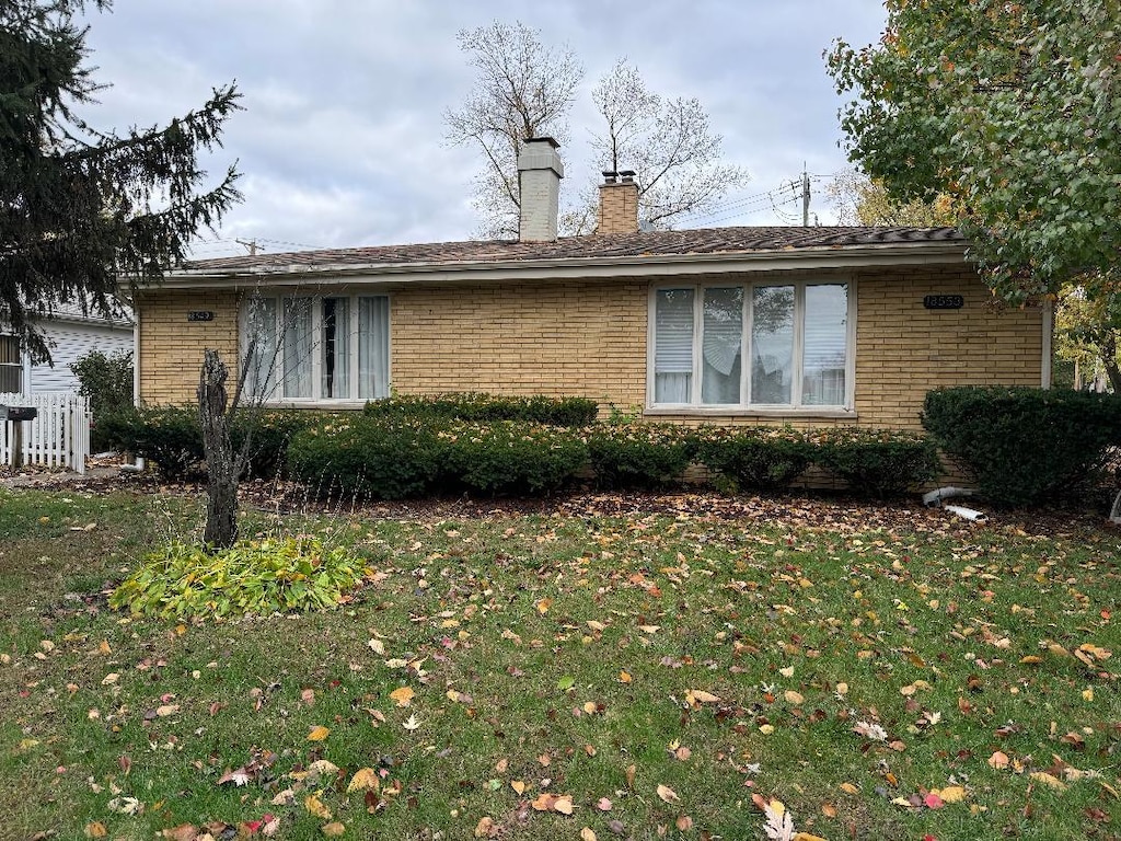 exterior space featuring a front yard