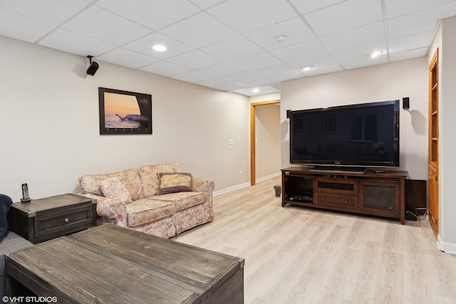 living room with baseboards, a drop ceiling, wood finished floors, and recessed lighting