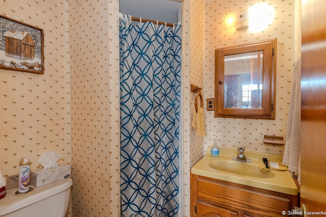 bathroom with toilet, a shower with curtain, and vanity