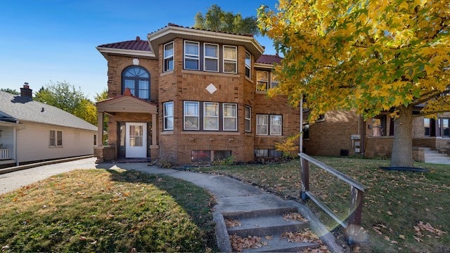 view of front of home featuring a front yard