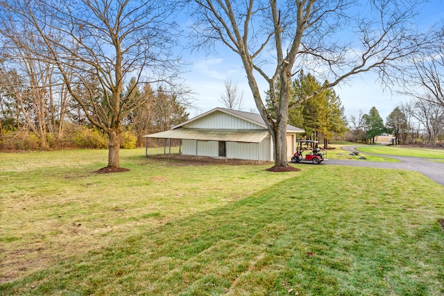 view of yard with an outdoor structure