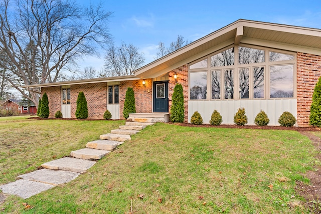 single story home with a front yard