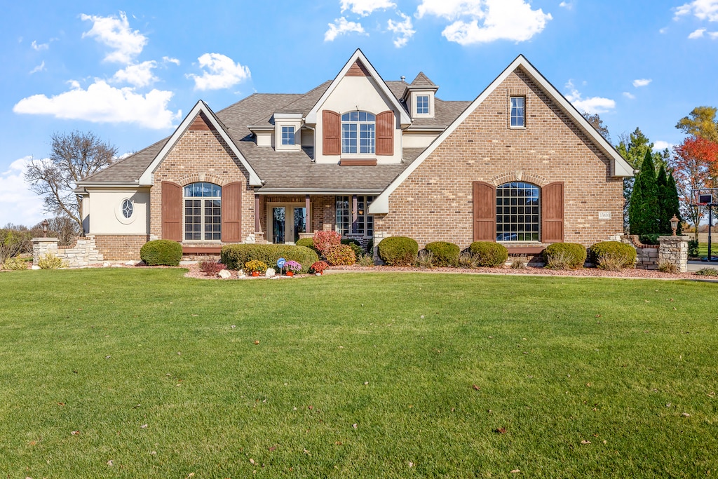 view of front of property featuring a front lawn