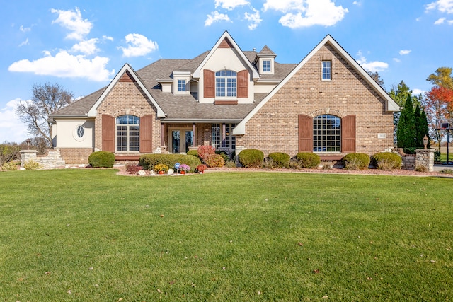 view of front of property featuring a front lawn