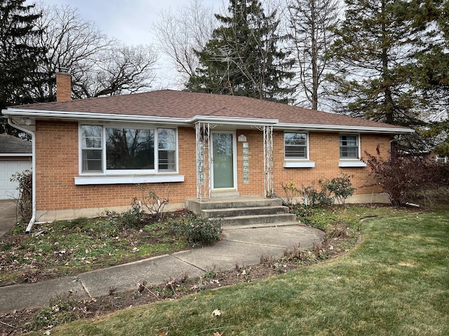 view of front facade featuring a front lawn