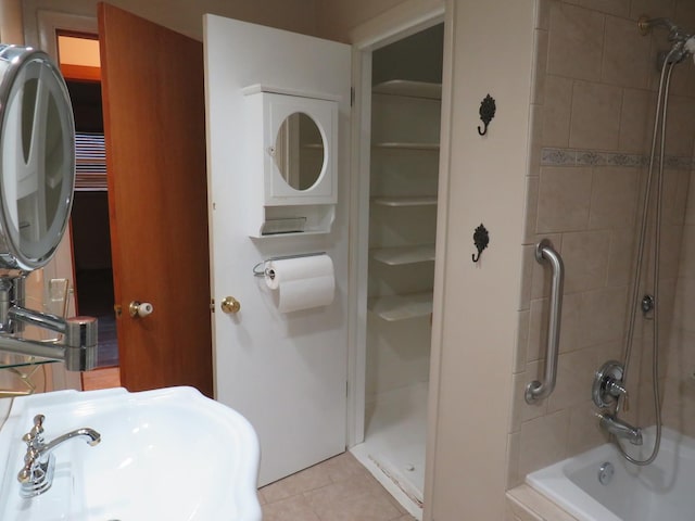 bathroom featuring tile patterned floors, sink, and tiled shower / bath