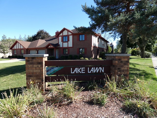 community sign with a yard