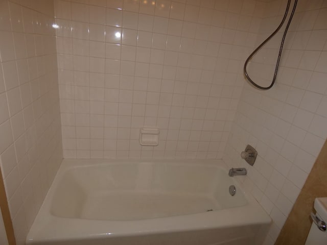 bathroom featuring tiled shower / bath