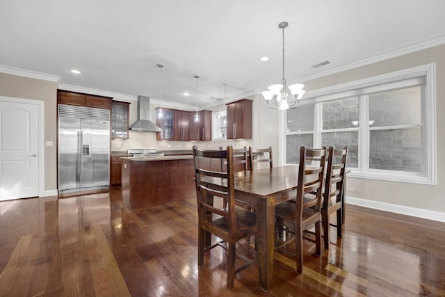 dining area featuring crown molding, visible vents, dark wood-type flooring, a chandelier, and baseboards