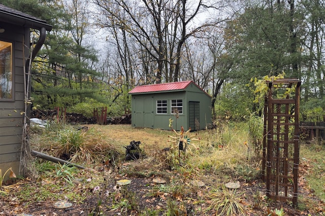 view of yard with a shed