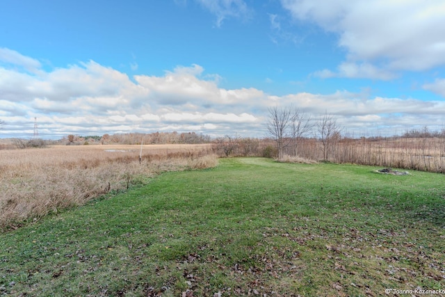 view of yard featuring a rural view