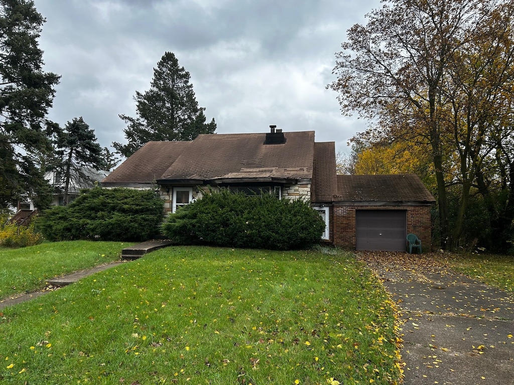 view of front of property featuring a garage and a front yard